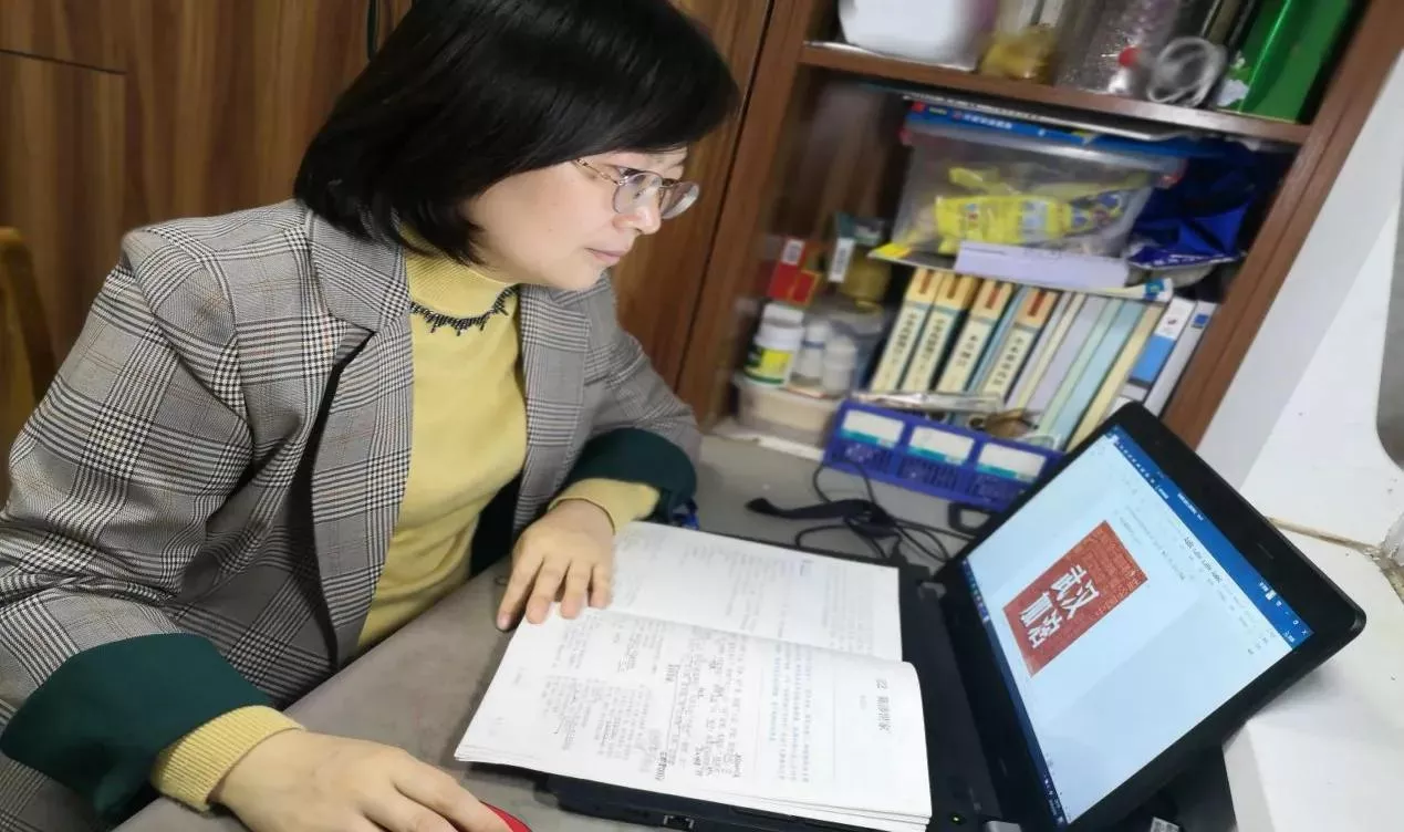 关于教师的现代诗(赞美老师的简短小诗)-流云流梦