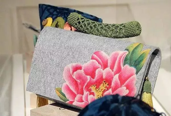 描写刺绣的唯美句子(形容传统文化刺绣的句子)